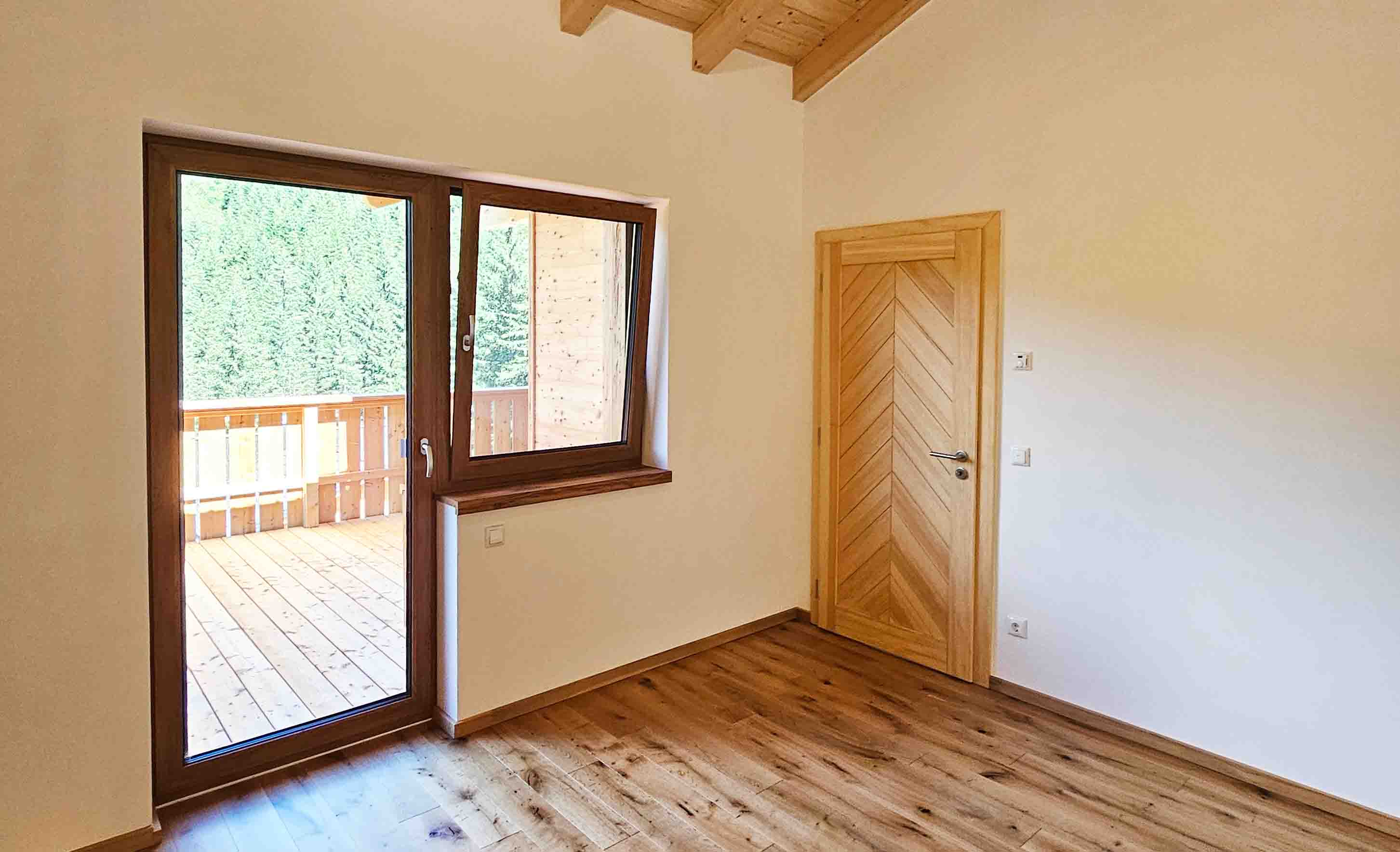 Obergeschoss mit Zugang zum Balkon und einem Schlafzimmer